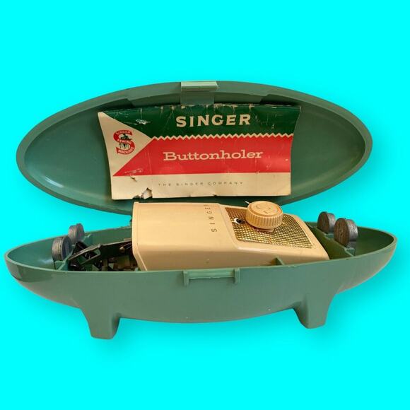 VINTAGE 1960'S SINGER BUTTONHOLER WITH GREEN CASE, BOOK AND ATTACHMENTS - Picture 5 of 12